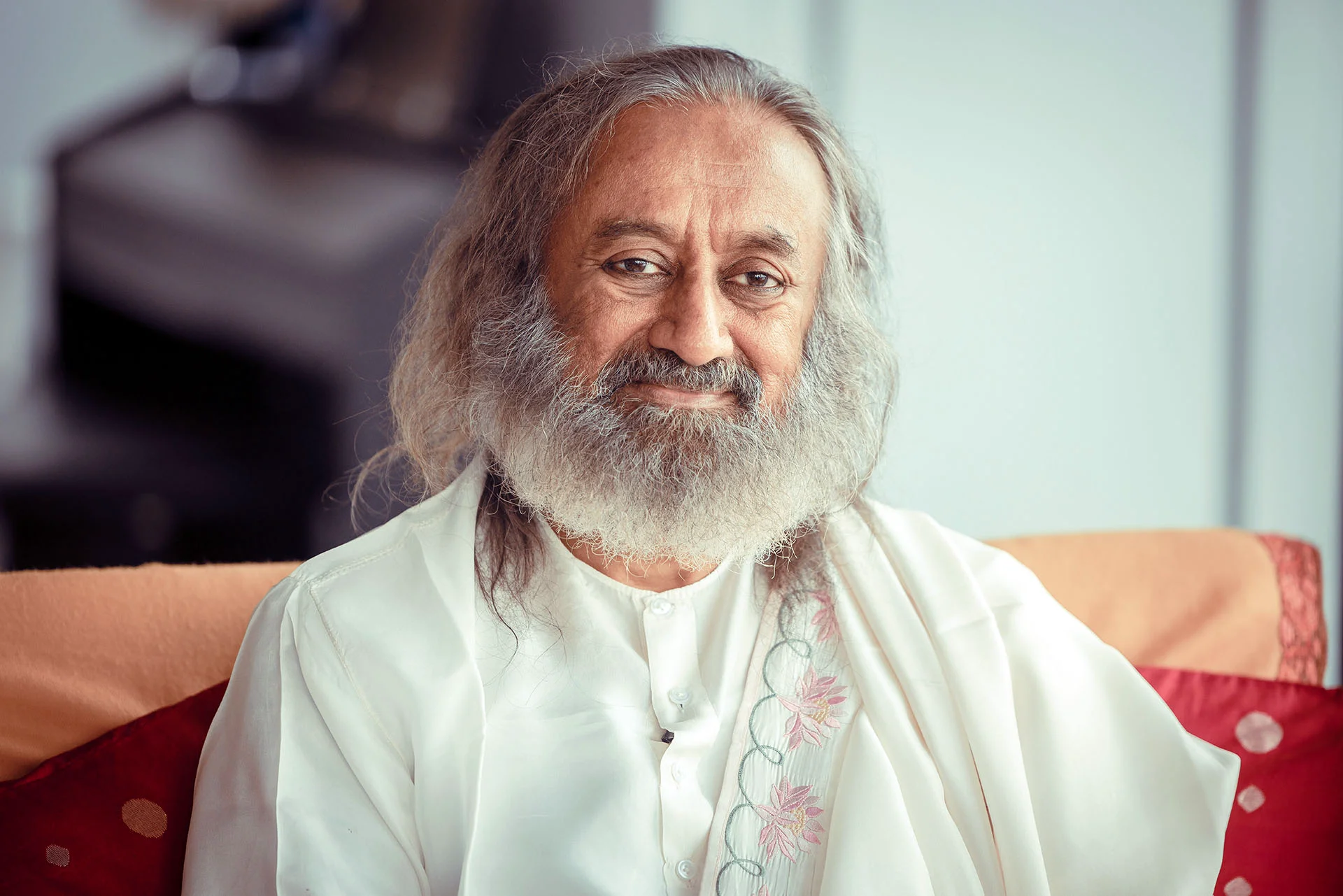 Gurudev Sri Sri Ravi Shankar greeting a global audience