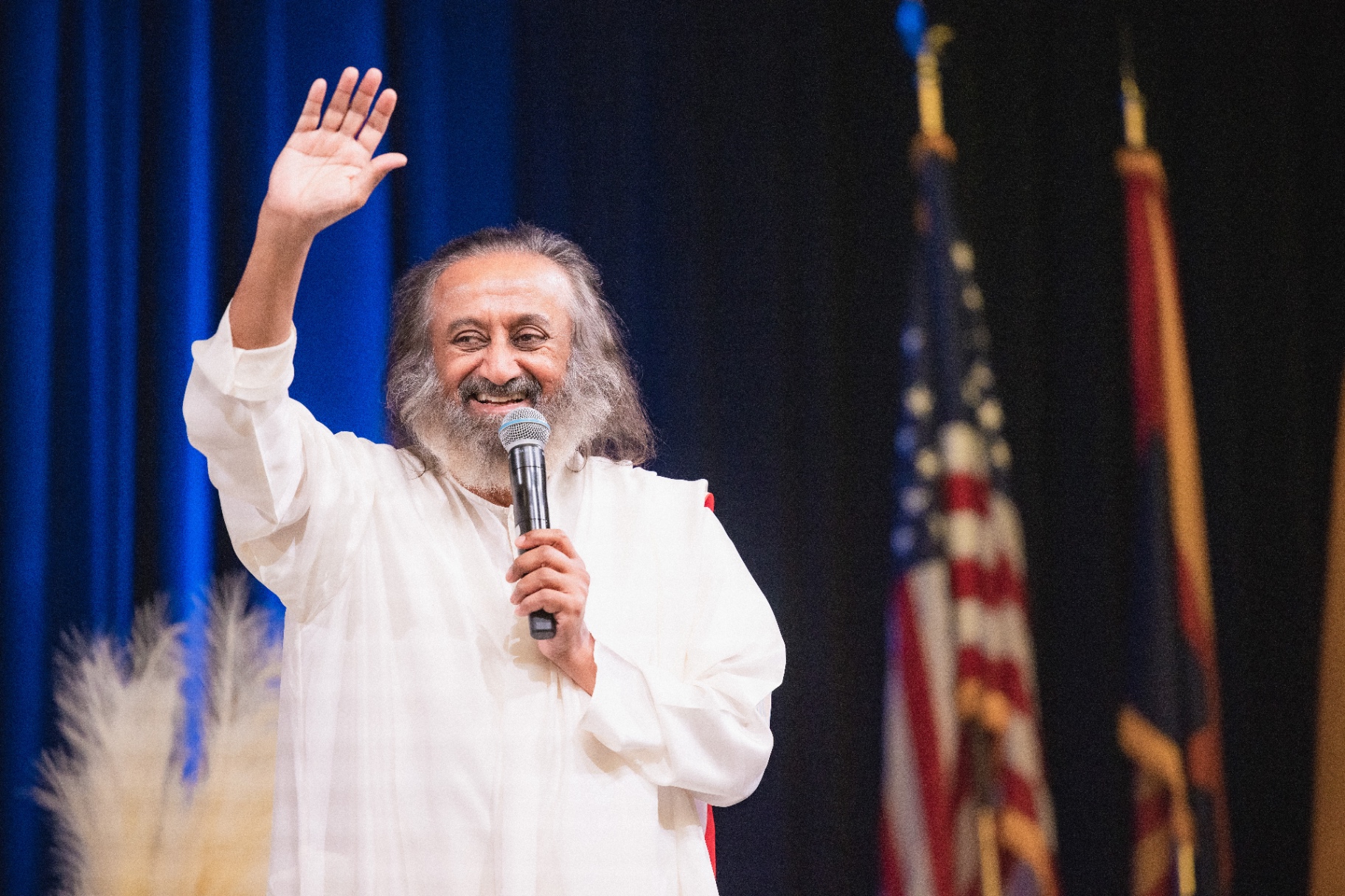 Gurudev Sri Sri Ravi Shankar addressing a global gathering